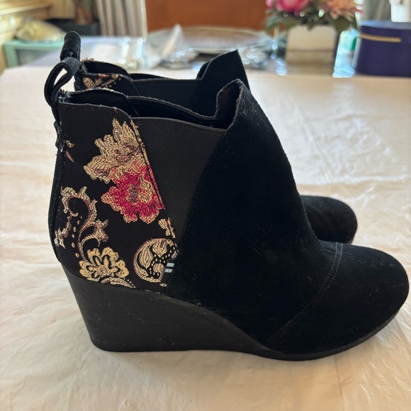 Toms Kelsey ankle boots Black graphic floral rounded toe wedge SZ 8 NWOT - Picture 2 of 14